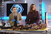 Als bei der Verfilmung ihres Buches eine echte Leiche am Set auftaucht, versucht Brennan (Emily Deschanel) mit Hilfe des Fußspezialisten Dr. Douglas Filmore (Scott Lowell) den Mord aufzuklären. Die Verwendung des sendungsbezogenen Materials ist nur mit dem Hinweis und Verlinkung auf TVNOW gestattet. Als bei der Verfilmung ihres Buches eine echte Leiche am Set auftaucht, versucht Brennan (Emily Deschanel) mit Hilfe des Fußspezialisten Dr. Douglas Filmore (Scott Lowell) den Mord aufzuklären. Die Verwendung des sendungsbezogenen Materials ist nur mit dem Hinweis und Verlinkung auf TVNOW gestattet.