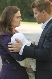 Booth (David Boreanaz) bleibt nichts anderes übrig, als sich schweren Herzens von Brennan (Emily Deschanel) und Baby Christine zu verabschieden. Booth (David Boreanaz) bleibt nichts anderes übrig, als sich schweren Herzens von Brennan (Emily Deschanel) und Baby Christine zu verabschieden.
