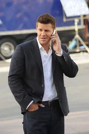 Booth (David Boreanaz) ist mit Brennan nach L.A. gereist, um dort die Dreharbeiten an einem Film zu begleiten, der auf einem Buch von Brennan beruht. Booth (David Boreanaz) ist mit Brennan nach L.A. gereist, um dort die Dreharbeiten an einem Film zu begleiten, der auf einem Buch von Brennan beruht.
