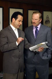 Adrian Monk (Tony Shalhoub, l.) soll bei der Mafia eingeschleust werden. Captain Leland Stottlemeyer (Ted Levine, r.) weiß nicht so recht, ob das so eine gute Idee ist ... Adrian Monk (Tony Shalhoub, l.) soll bei der Mafia eingeschleust werden. Captain Leland Stottlemeyer (Ted Levine, r.) weiß nicht so recht, ob das so eine gute Idee ist ...