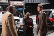 Vivian (Marianne Jean-Baptiste, M.) und Martin (Eric Close, r.) stellen Arthur Riggs (Michael Dorn, l.), der gerade mit einem Geldkoffer unterwegs ist ...