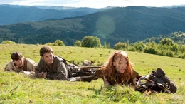 Gareth (Julian Morris, mi.) will mit Rhonu (Tamzin Merchant, re.) und Lorne (Jassa Ahluwalia) dem Drachen helfen...Gareth (Julian Morris, mi.) will mit Rhonu (Tamzin Merchant, re.) und Lorne (Jassa Ahluwalia) dem Drachen helfen...