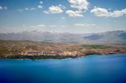 Im östlichsten Teil der Türkei, an der Grenze zum Iran, liegt der größte Sodasee der Welt: der Vansee. Im östlichsten Teil der Türkei, an der Grenze zum Iran, liegt der größte Sodasee der Welt: der Vansee.