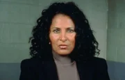 Die zust&auml;ndige Bundesstaatsanw&auml;ltin Claudia Williams (Pam Grier) schirmt den Vater des Verd&auml;chtigen von den Detectives ab, da dieser sich im Zeugenschutzprogramm des FBI befindet. Doch es dauert nicht lang, bis die Russen-Mafia auf seine Spur kommt.