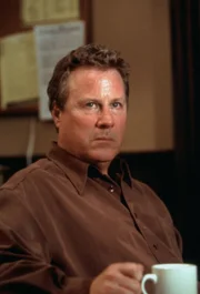 Der unter Zeugenschutz stehende Peter Sipes (John Heard) kann zwar nicht der T&auml;ter sein, aber sein Y-Chromosom stimmt mit der DNS-Probe vom Tatort &uuml;berein.