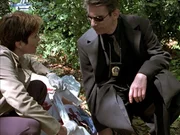 Olivia (Mariska Hargitay, li.) und John (Richard Belzer, re.) sehen sich die Leiche an. Vielleicht k&ouml;nnen sie schon die ersten Hinweise auf den T&auml;ter sichern...