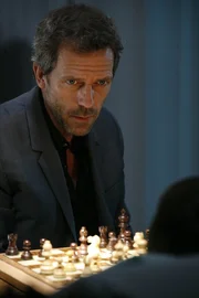 Dr. Gregory House (Hugh Laurie) fordert den arroganten Teenager Nate zu einer Partie Schach heraus ... Dr. Gregory House (Hugh Laurie) fordert den arroganten Teenager Nate zu einer Partie Schach heraus ...