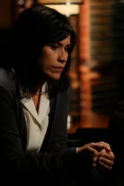 Gail (Nancy McKeon) macht sich gro&szlig;e Sorgen um ihren Sohn Tom ...