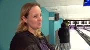 Farina (39), Mike und Jonas verbringen gemeinsame Zeit auf der Bowlingbahn