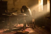 Mrs. Hudson überbringt Rogers die Nachricht von der Abmachung zwischen Eleanor und den Piraten - die Briten erhalten den Schatz und verlassen dafür die Insel. Silver (Luke Arnold) ist unterdessen unschlüssig, ob er die Vereinbarung - Schatz gegen Kontrolle über die Insel - einhalten soll oder nicht ... Mrs. Hudson überbringt Rogers die Nachricht von der Abmachung zwischen Eleanor und den Piraten - die Briten erhalten den Schatz und verlassen dafür die Insel. Silver (Luke Arnold) ist unterdessen unschlüssig, ob er die Vereinbarung - Schatz gegen Kontrolle über die Insel - einhalten soll oder nicht ...