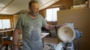 Altbauer Josef Schiffer beim Zirbenbrotdose drechseln.