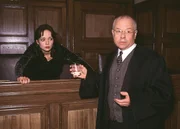 Vor Gericht kommt es zum heftigen Schlagabtausch zwischen dem Oberstaatsanwalt und Siegfried Rasch (Wilfried Loll), dem Verteidiger von Marlies Kemper (Iris Junik). Marlies steht unter Mordverdacht...