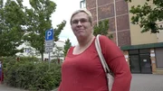 Nicole (31) ist seit mittlerweile sechs Jahren arbeitslos. Die gelernte Bürokauffrau möchte zurück in die Berufswelt - gerne auch als Pflegekraft. Voller Tatendrang stellt sie sich bei potentiellen Arbeitgebern persönlich vor - mit Erfolg? Nicole (31) ist seit mittlerweile sechs Jahren arbeitslos. Die gelernte Bürokauffrau möchte zurück in die Berufswelt - gerne auch als Pflegekraft. Voller Tatendrang stellt sie sich bei potentiellen Arbeitgebern persönlich vor - mit Erfolg?