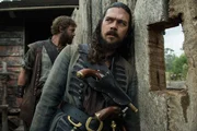 John Silver (Luke Arnold) hat Billy, den ehemaligen Sklaven auf der Underhill-Plantage, ausgeliefert, um das Bündnis mit den Sklaven wieder zu erneuern. Was er allerdings nicht weiß: Zur gleichen Zeit haben die Spanier begonnen, Nassau vollkommen zu zerstören ... John Silver (Luke Arnold) hat Billy, den ehemaligen Sklaven auf der Underhill-Plantage, ausgeliefert, um das Bündnis mit den Sklaven wieder zu erneuern. Was er allerdings nicht weiß: Zur gleichen Zeit haben die Spanier begonnen, Nassau vollkommen zu zerstören ...
