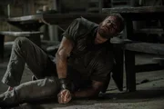 Möchte Billy (Tom Hopper), den ehemaligen Sklaven auf der Underhill-Plantage, ausliefern, um das Bündnis mit den Sklaven zu erneuern: John Silver ... Möchte Billy (Tom Hopper), den ehemaligen Sklaven auf der Underhill-Plantage, ausliefern, um das Bündnis mit den Sklaven zu erneuern: John Silver ...