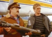 MacGyver (Richard Dean Anderson, r.) und Dalton (Bruce McGill, l.) sind als illegale Waffenhändler unterwegs. MacGyver (Richard Dean Anderson, r.) und Dalton (Bruce McGill, l.) sind als illegale Waffenhändler unterwegs.