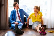 Jenny (Birte Hanusrichter) und Max (August Wittgenstein) werden als Geiseln genommen und zusammen an die Heizung in der Damentoilette gekettet.