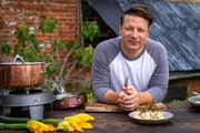 Der Lieblingskoch der Nation bereitet in seinem Landhaus leckere, gesunde Rezepte aus seinem Buch „7 Ways“ zu. Der Lieblingskoch der Nation bereitet in seinem Landhaus leckere, gesunde Rezepte aus seinem Buch „7 Ways“ zu.