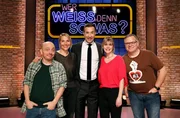 Moderator Kai Pflaume (M.) und seine Rateteam-Kapitäne Bernhard Hoëcker (l.) und Elton (r.) begrüßen in dieser Sendung die Schauspielerin Tanja Wedhorn (2.v.l.) und die Schauspielerin Felicitas Woll (2.v.r.). Moderator Kai Pflaume (M.) und seine Rateteam-Kapitäne Bernhard Hoëcker (l.) und Elton (r.) begrüßen in dieser Sendung die Schauspielerin Tanja Wedhorn (2.v.l.) und die Schauspielerin Felicitas Woll (2.v.r.).
