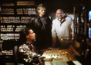 Ein Fernsehtechniker sucht für MacGyver (Richard Dean Anderson, M.) und Thornton (Dana Elcar, r.) einen bestimmten Bildausschnitt heraus. Ein Fernsehtechniker sucht für MacGyver (Richard Dean Anderson, M.) und Thornton (Dana Elcar, r.) einen bestimmten Bildausschnitt heraus.