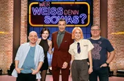 Moderator Kai Pflaume (M.) und seine Rateteam-Kapitäne Bernhard Hoëcker (l.) und Elton (r.) begrüßen in dieser Sendung die Sängerin Madeleine Juno (2.v.l.) und die Sängerin und Schauspielerin Alli Neumann (2.v.r.). Moderator Kai Pflaume (M.) und seine Rateteam-Kapitäne Bernhard Hoëcker (l.) und Elton (r.) begrüßen in dieser Sendung die Sängerin Madeleine Juno (2.v.l.) und die Sängerin und Schauspielerin Alli Neumann (2.v.r.).