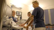 Doc Caro (r.), Larissa und Herr Goliq bei Untersuchung. Doc Caro (r.), Larissa und Herr Goliq bei Untersuchung.