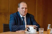 Roland Schladitz (Thomas Kügel) verlässt die Kieler Polizei. Roland Schladitz (Thomas Kügel) verlässt die Kieler Polizei.
