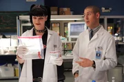 Tony soll eine Frau ermordet haben, doch Abby (Pauley Perrette, l.) glaubt nicht daran und ist fest entschlossen, dies zu beweisen. Charles (Michael Bellisario, r.) soll sie dabei unterstützen ... Tony soll eine Frau ermordet haben, doch Abby (Pauley Perrette, l.) glaubt nicht daran und ist fest entschlossen, dies zu beweisen. Charles (Michael Bellisario, r.) soll sie dabei unterstützen ...