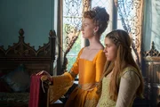 Als die Botschaften ihres Verehrers Lord Dudley ausbleiben, beauftragt Königin Elizabeth I (Rebecca Scott, l.) Grace (Evie Coles, r.) mit der Spurensuche. Als die Botschaften ihres Verehrers Lord Dudley ausbleiben, beauftragt Königin Elizabeth I (Rebecca Scott, l.) Grace (Evie Coles, r.) mit der Spurensuche.