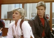 Lt. Murphy (Kim Zimmer, l.) ist mit MacGyvers (Richard Dean Anderson, r.) Vorgehen nicht einverstanden. Lt. Murphy (Kim Zimmer, l.) ist mit MacGyvers (Richard Dean Anderson, r.) Vorgehen nicht einverstanden.