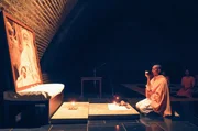 Die Belgierin Maa Mahayati w&auml;hrend eines spirituell-meditativen Rituals: Sie ist Anh&auml;ngerin des indischen Gurus Sadhguru.