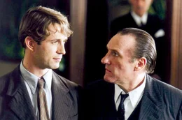 Der Innenminister Jean-&Eacute;tienne Beaufort (G&eacute;rard Depardieu, re.) und der Schriftsteller Fr&eacute;d&eacute;ric Auger (Gr&eacute;gori Derang&egrave;re, li.) unterhalten sich.