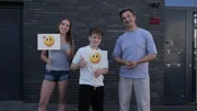 Besonders freundlich sein - welchen Effekt hat das? Sophia (16), (l.) und Bente (12), (M.) probieren es aus. "PUR+"-Moderator Eric Mayer (r.) begleitet sie dabei.