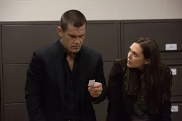 Marie Sebastian (Elizabeth Olsen, r.) hilft Joe Doucett (Josh Brolin, l.), seine Peiniger zu finden und versucht, sein Leben wieder in einigerma&szlig;en normale Bahnen zu lenken ...