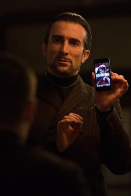 Was hat der Countdown auf Joes neuem Handy zu bedeuten und was hat der seltsame Adrian (Sharlto Copley) mit allem zu tun?; Was hat der Countdown auf Joes neuem Handy zu bedeuten und was hat der seltsame Adrian (Sharlto Copley) mit allem zu tun?
