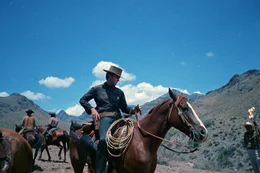 Jed Cooper (Clint Eastwood) tr&auml;gt von nun an einen Marshalstern und kann als gut bezahlter Vertreter des Gesetzes Jagd auf die M&auml;nner machen, die ihn geh&auml;ngt haben.