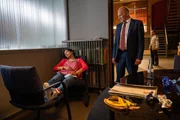 Was ist denn hier los? Bei dem Anblick der schlafenden Lea Gomez (Jasmin Gassmann) ist sogar Kriminaldirektor Michael Kaiser (Karl Kranzkowski) ausnahmsweise sprachlos. Im Mordfall an einer Radiomoderatorin hat sich die Kriminalkommissarin die ganze Nacht Audioaufnahmen angeh&ouml;rt, die diese f&uuml;r einen True-Crime-Podcast gesammelt hat. Darum geht es um einen ungel&ouml;sten Vermisstenfall, der wom&ouml;glich mit der Tat in Verbindung stehen k&ouml;nnte.