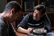 Gianni (Andrea Sartoretti, r.) will Valerio (Alessandro Gassmann, l.) dazu &uuml;berreden, mit ihm abends ein Fu&szlig;ballderby im Fernsehen anzuschauen.
