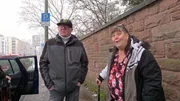 Um die Rente ihres vor knapp einem Jahr verstorbenen Mannes zu beantragen, muss Vera zum amerikanischen Konsulat nach Frankfurt. Hausmeister Michael und sein Kumpel Lothar (li.) übernehmen den Fahrdienst. Um die Rente ihres vor knapp einem Jahr verstorbenen Mannes zu beantragen, muss Vera zum amerikanischen Konsulat nach Frankfurt. Hausmeister Michael und sein Kumpel Lothar (li.) übernehmen den Fahrdienst.