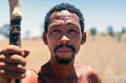Corne Witbooi, ein Angeh&ouml;riger des San-Volkes, in der Kalahari-W&uuml;ste in S&uuml;dafrika