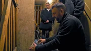 Andy (li.) hofft, die Schallplattensammlung seines verstorbenen Vaters verkaufen und damit noch den einen oder anderen Euro verdienen zu können. Bevor es dazu kommt, müssen sich Fachleute eines Platten-An- und -Verkaufs allerdings erst einmal im Keller des 34-Jährigen einen Überblick verschaffen. Andy (li.) hofft, die Schallplattensammlung seines verstorbenen Vaters verkaufen und damit noch den einen oder anderen Euro verdienen zu können. Bevor es dazu kommt, müssen sich Fachleute eines Platten-An- und -Verkaufs allerdings erst einmal im Keller des 34-Jährigen einen Überblick verschaffen.