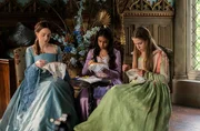 Eigentlich sollte Lady Grace (Evie Coles, r.) gemeinsam mit den anderen Ladies, Sarah (Twinkle Jaiswal, M.) und Jane (Georgia Farrow, l.) sticken. Doch ihre Missionen für die Königin, wie die Suche nach dem königlichen Falken, sind ihr wichtiger. Eigentlich sollte Lady Grace (Evie Coles, r.) gemeinsam mit den anderen Ladies, Sarah (Twinkle Jaiswal, M.) und Jane (Georgia Farrow, l.) sticken. Doch ihre Missionen für die Königin, wie die Suche nach dem königlichen Falken, sind ihr wichtiger.