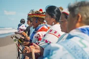 Angehörige der Wixárika, eines indigenen Volkes in Mexiko: Das Meer ist für sie ein heiliger Ort des Ursprungs und der Verbindung mit den Göttern. Angehörige der Wixárika, eines indigenen Volkes in Mexiko: Das Meer ist für sie ein heiliger Ort des Ursprungs und der Verbindung mit den Göttern.