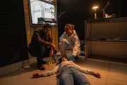 Die Sprecherkabine des Stuttgarter Radiosenders Brezel FM ist zum Tatort geworden: Die Radiomoderatorin Laura Meissner (Sonja Hurani, M.) wurde nach ihrer Late-Night-Show erstochen aufgefunden. Der Leiter der Rechtsmedizin Dr. Benedikt F&ouml;rster (Florian W&uuml;nsche, r.) gibt erste Hinweise an Kriminalhauptkommissar Jo Stoll (Peter Ketnath, l.). Hat der Mord etwas mit dem True-Crime-Podcast &uuml;ber eine vermisste junge Frau zu tun, an dem das Opfer gerade gearbeitet hat?