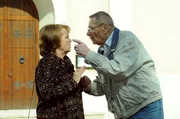 Als Tante Erna nicht aufh&ouml;rt zu reden, wird Alois doch grantig. Von links: Tante Erna (Petra Kelling) und Alois Preissinger (Erich Hallhuber).