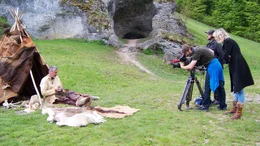 Dreharbeiten bei der Fundh&ouml;hle Petersfels mit dem Experimental-Arch&auml;ologen Rudolf Walter und dem ORF-Team (Kamera: Daniel Andrei, PT Philipp D&ouml;rler).