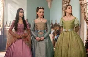 Lady Grace (Evie Coles, r.) ist Hofdame der Königin Elizabeth I von England. Die anderen Hofdamen Jane (Georgia Farrow, M.) und Sarah (Twinkle Jaiswal, l.) wundern sich manchmal über Graces unangemessenes Verhalten. Lady Grace (Evie Coles, r.) ist Hofdame der Königin Elizabeth I von England. Die anderen Hofdamen Jane (Georgia Farrow, M.) und Sarah (Twinkle Jaiswal, l.) wundern sich manchmal über Graces unangemessenes Verhalten.