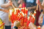Die Verehrung im Buddhismus erfolgt mit brennendem R&auml;ucherwerk und Kerzen.