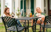 Rose Monreaux (Aubrey Dollar, l.); Margaret Monreaux (Kim Cattrall, r.)