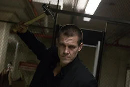 Seine Entf&uuml;hrer treiben Joe Doucett (Josh Brolin) an den Rand des Wahnsinns und lassen ihn immer mehr nach Rache dursten ...